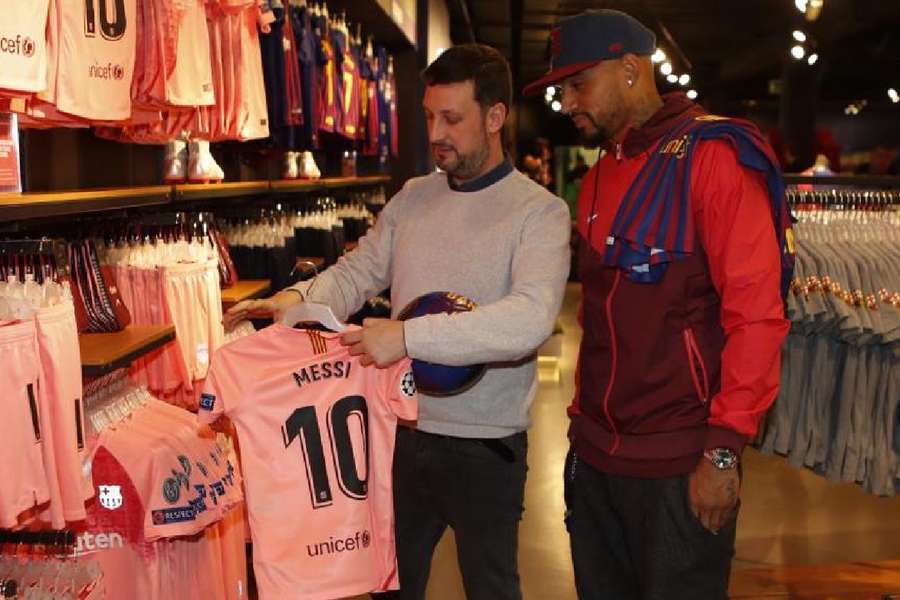 Kevin Prince Boateng, in de Barcelona-winkel bij zijn aankomst bij de club.