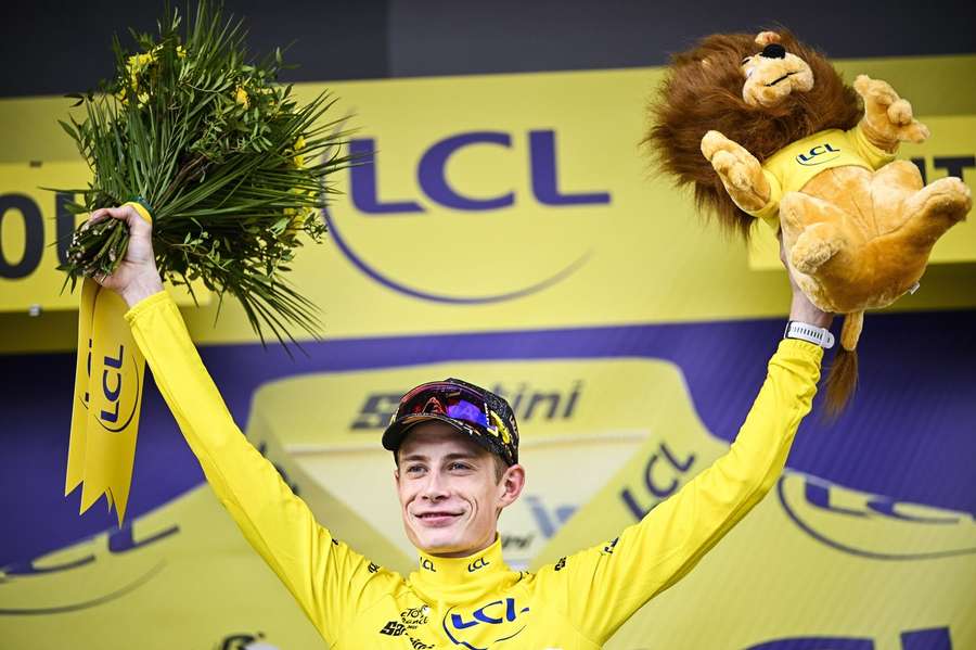 Ciclistul danez Jonas Vingegaard (Jumbo-Visma) a câștigat autoritar marți etapa a 16-a a Turului Franței