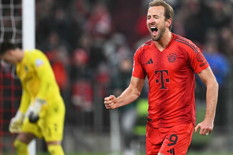 Kane fez dois em mais um triunfo do Bayern