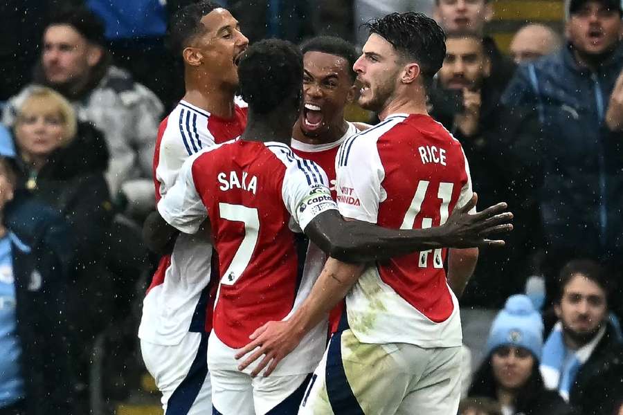 Gabriel Magalhães é celebrado por companheiros após marcar no Etihad Stadium