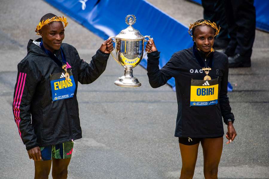 Em condições chuvosas, o atual campeão Chebet anulou o recordista mundial Eliud Kipchoge 