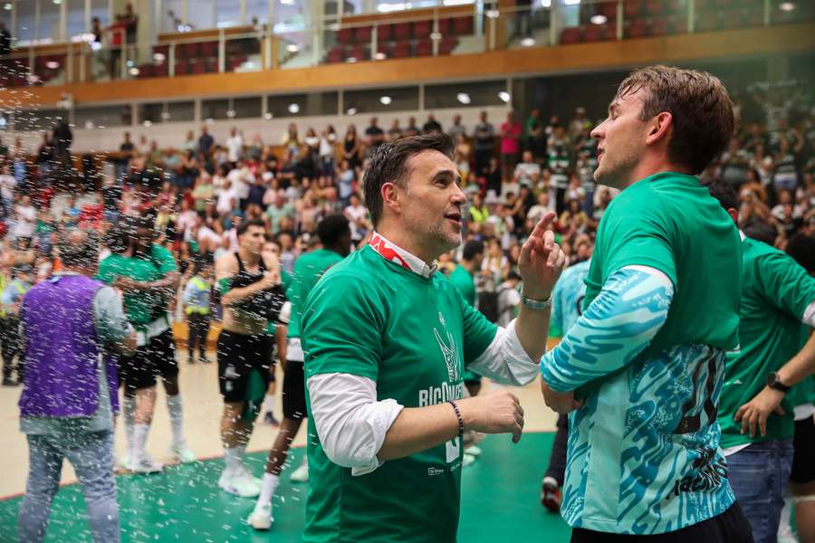 Ricardo Costa, treinador do Sporting, nos festejos do título