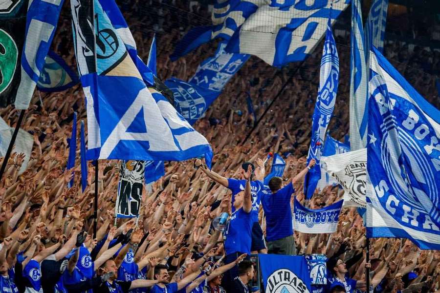 Die Schalke-Fans feiern endlich den Wiederaufstieg in die Bundesliga.