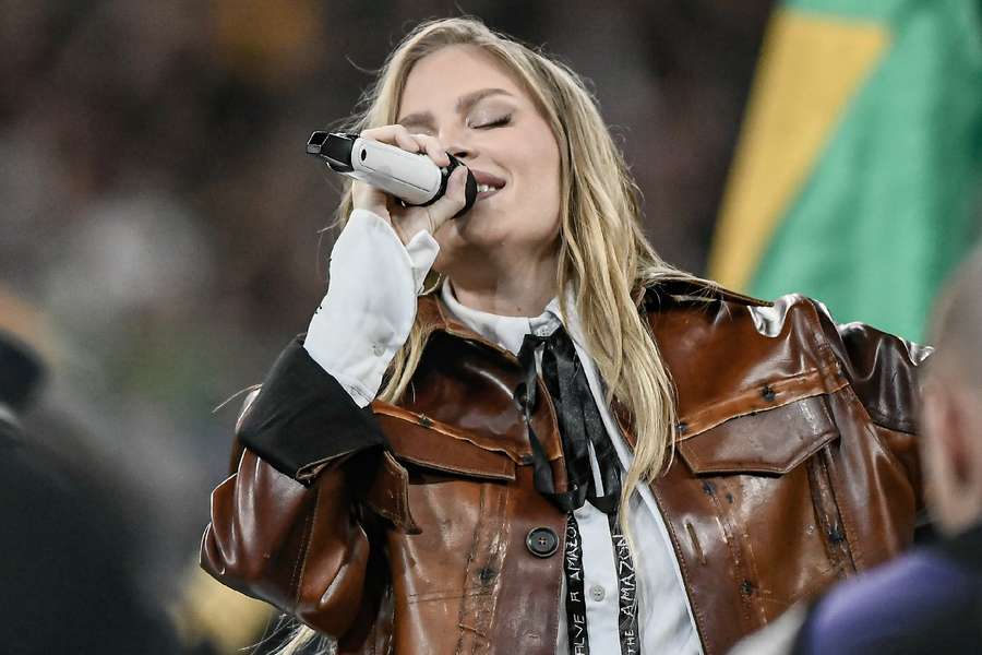 Luísa Sonza durante performance do hino nacional brasileiro