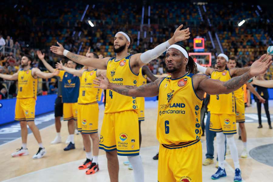 Andrew Albicy, George Conditt y el resto de jugadores del Gran Canaria celebran su victoria ante el Valencia Basket