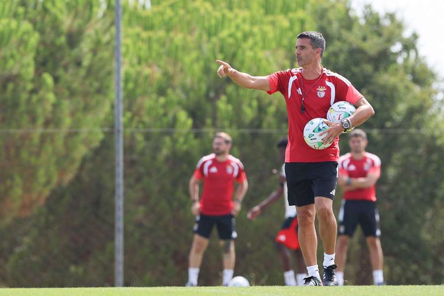 Nélson Veríssimo a dar indicações num treino da equipa B do Benfica Nélson Veríssimo a dar indicações num treino da equipa B do Benfica