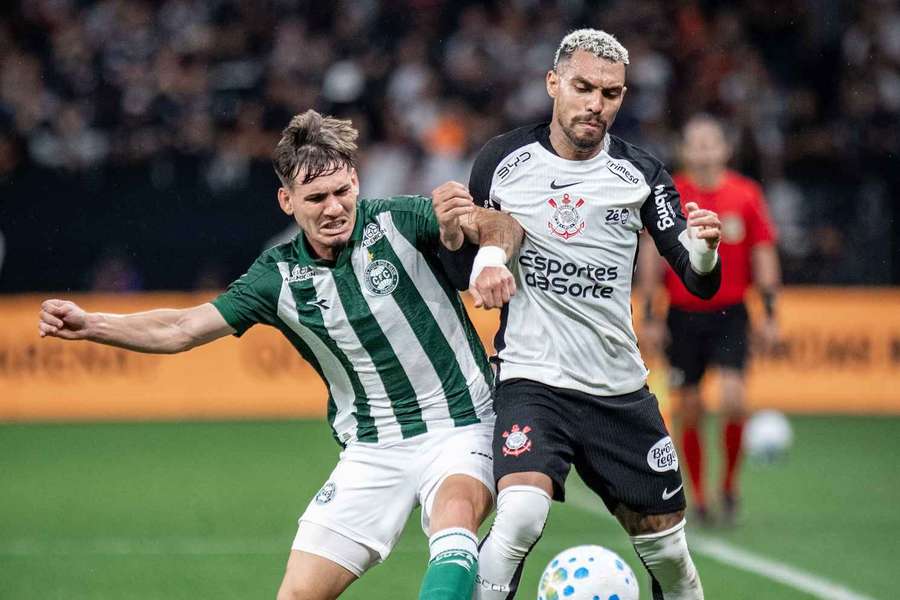 Coritiba e Corinthians fecham o domingo (23) de Brasileirão
