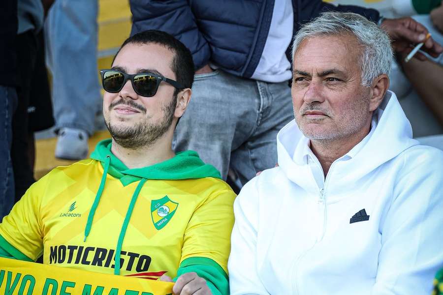 Mourinho a acompanhar o encontro em Mafra