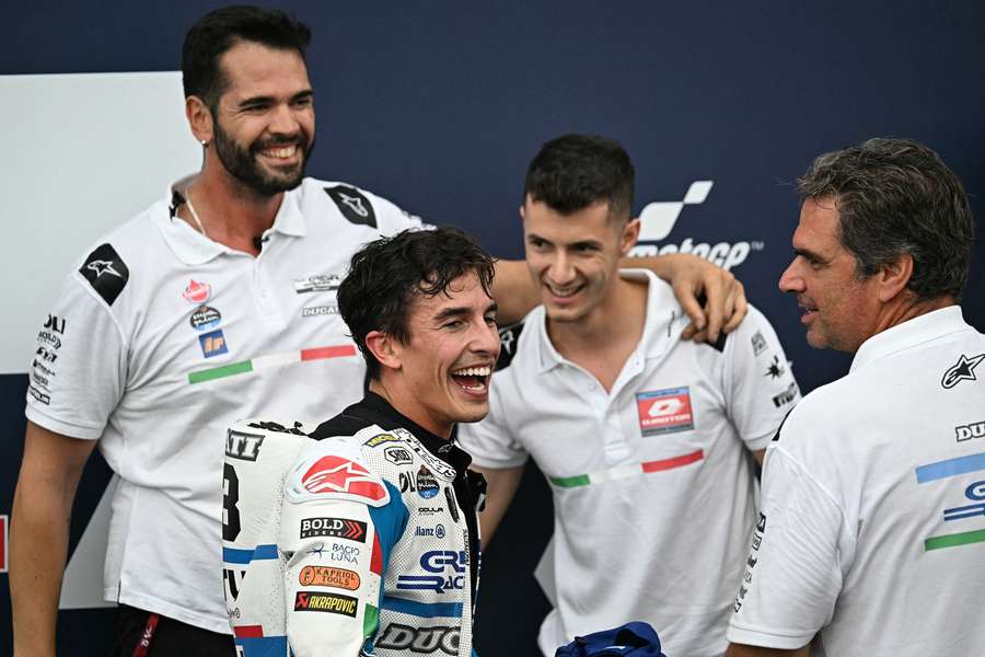 Marc Marquez festeggia con il suo team