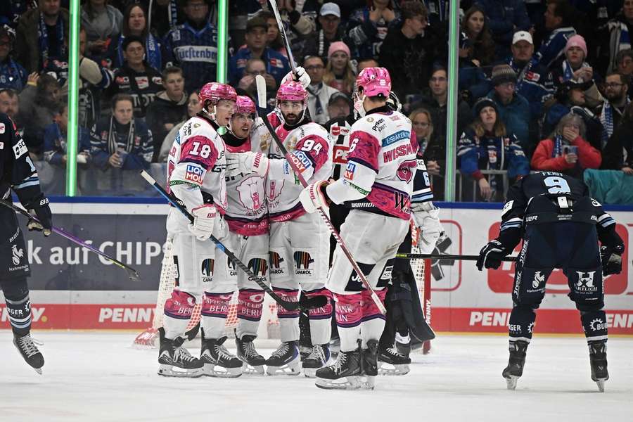 Die Eisbären feiern bei den Wild Wings den neunten Sieg aus den letzten zehn Spielen Die Eisbären feiern bei den Wild Wings den neunten Sieg aus den letzten zehn Spielen