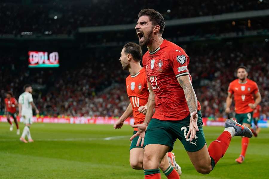 Neves slaví vítězný gól Portugalska.