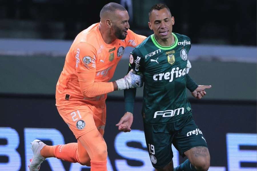 Weverton conteve Breno Lopes na comemoração do gol