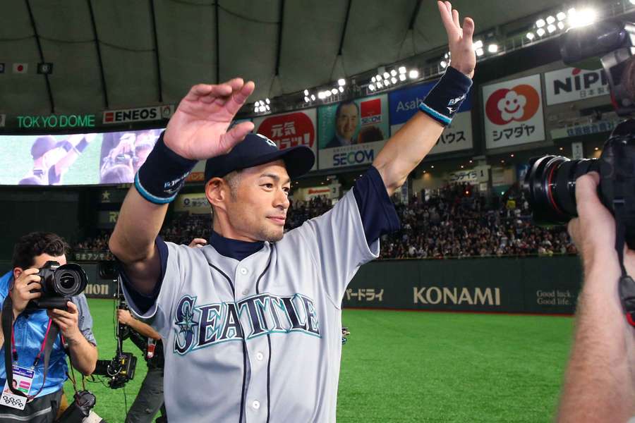 Ichiro Suzuki waving to the fans after a game at the Tokyo Dome in 2019