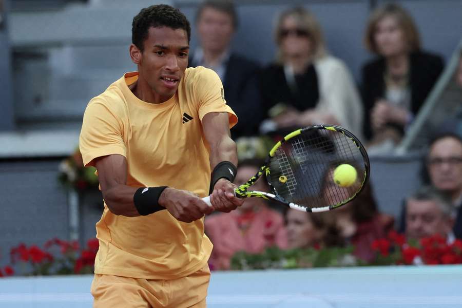 Auger-Aliassime cometeu dupla falta no ponto decisivo