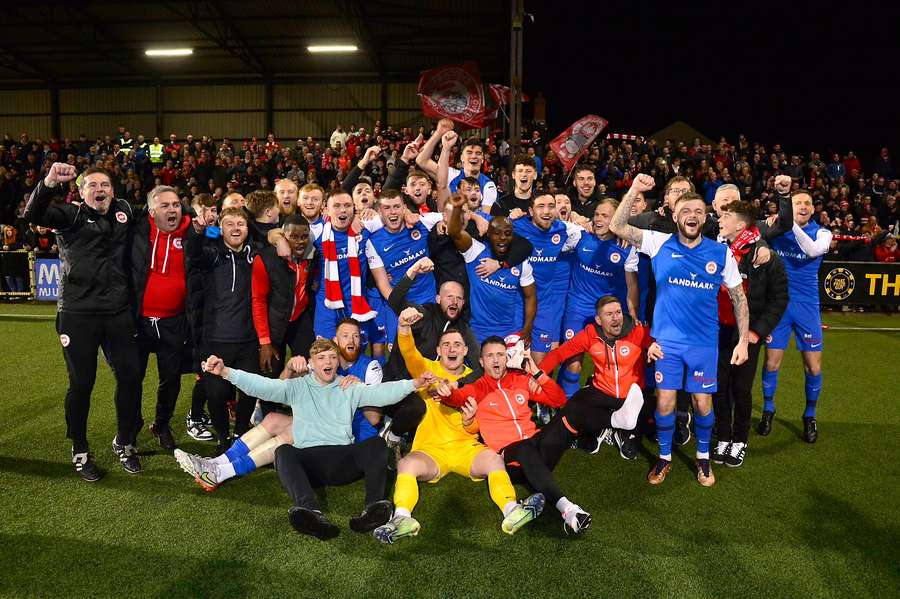 Festa dos adeptos do Larne com a equipa