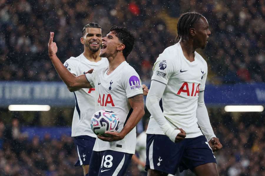 Carragher says Man Utd should have signed Fernandes, Gerrard says Santos not good enough Carragher says Man Utd should have signed Fernandes, Gerrard says Santos not good enough