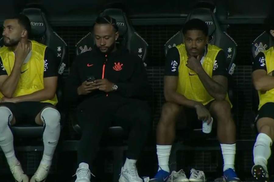 O uso de celulares no banco de reservas é proibido O uso de celulares no banco de reservas é proibido