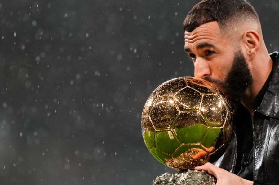 Karim Benzema a présenté son Ballon d'Or devant le Bernabeu en octobre 2022.