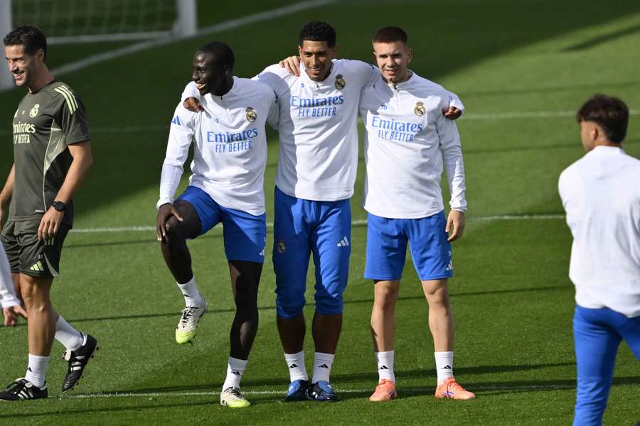 Mendy, abrazado a Bellingham y a Mastantuono, la gran novedad en la lista del Real Madrid para jugar contra la Juventus