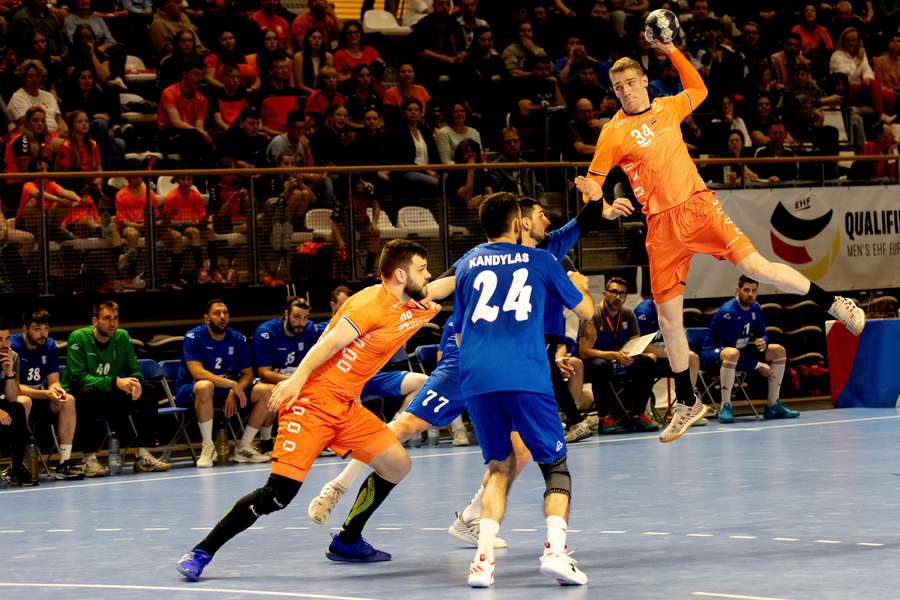 Tom Jansen (R) mist het EK handbal in januari in Duitsland