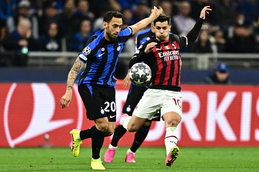 Inter Milan's Hakan Calhanoglu and AC Milan's Brahim Diaz battle for the ball