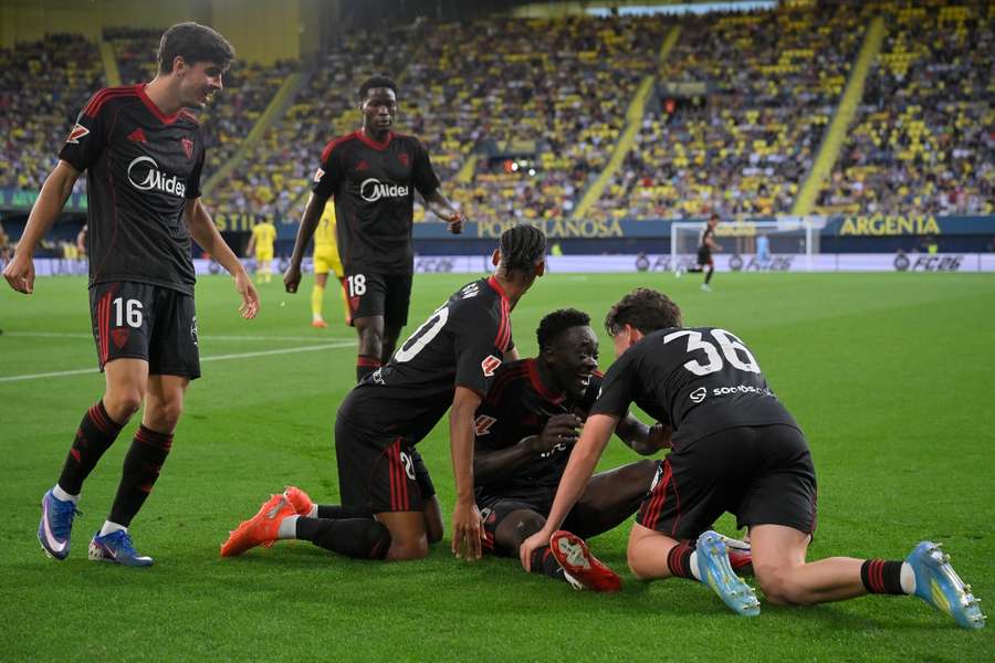 Los jugadores del Sevilla celebran el gol de Akor Adams