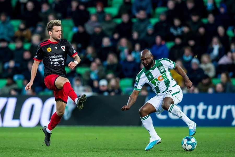 Jetro Willems in actie voor FC Groningen in de gewonnen thuiswedstrijd tegen Excelsior