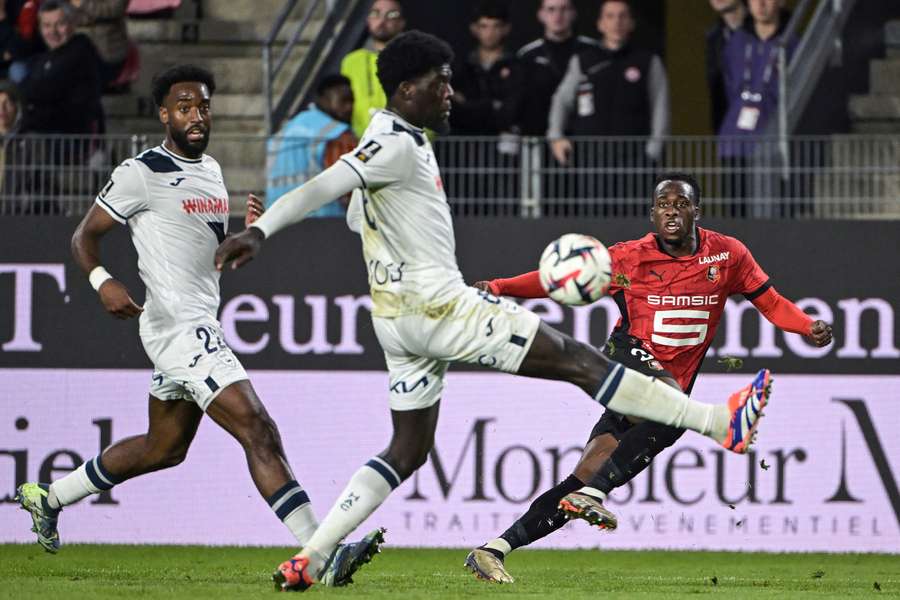 Kalimuendo tenta colocar a bola na área