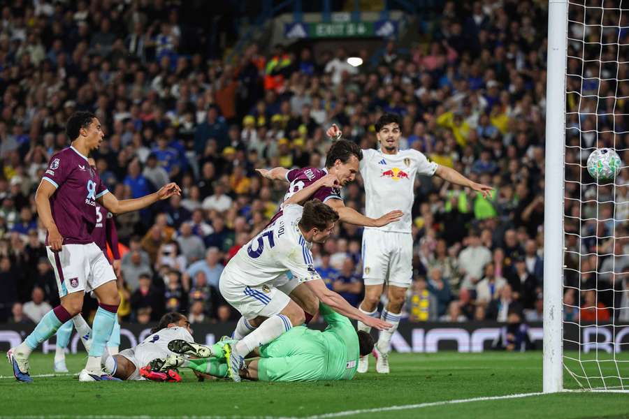 Leeds afunda ainda mais o Burnley
