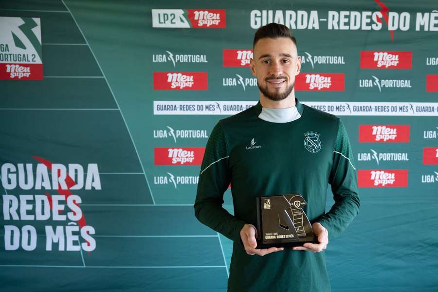João Bravim com o prémio de melhor guarda-redes do mês