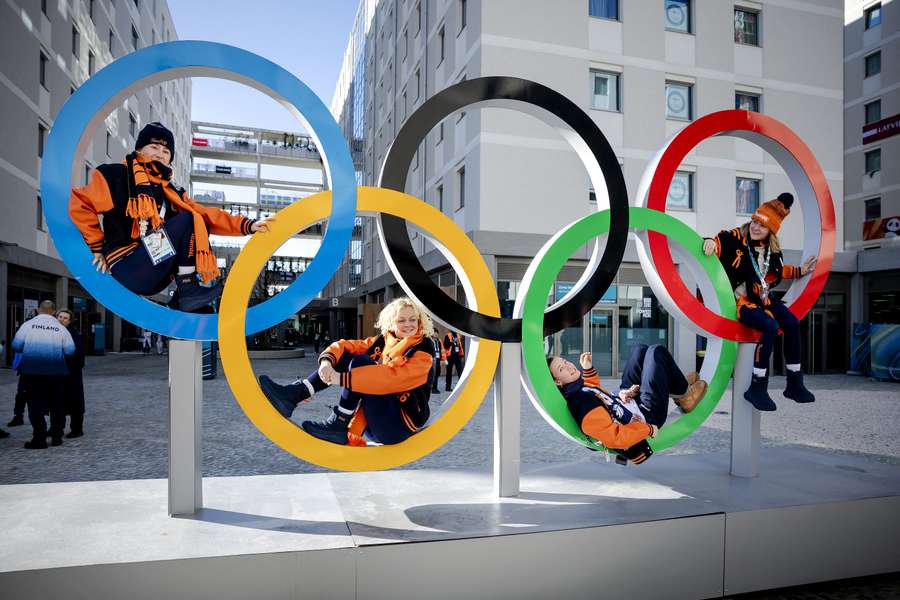 As patinadoras neerlandesas de short track Zoë Deltrap, Xandra Velzeboer, Selma Poutsma e Michelle Velzeboer posam dentro dos anéis olímpicos