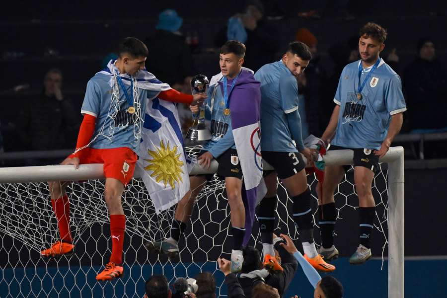 Jogadores da selecção uruguaia sub-20 a festejar o título mundial.