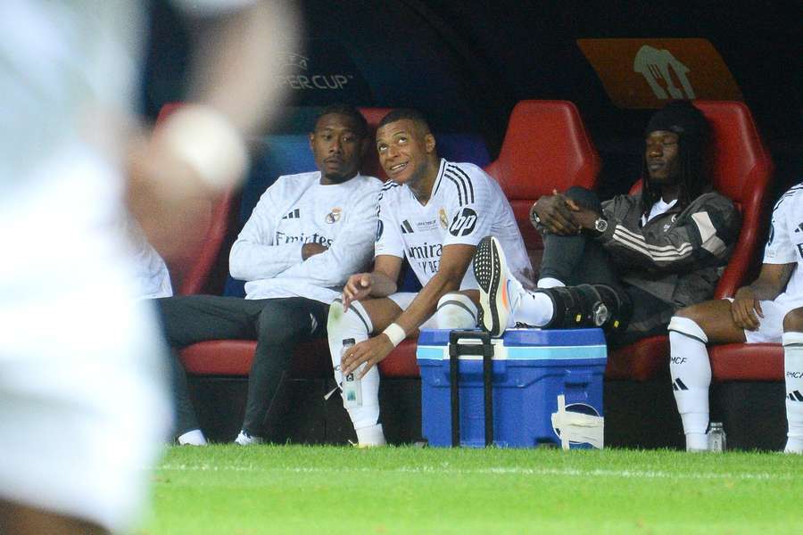 Alaba (l.) und Mbappe (m.) auf der Madrider Bank