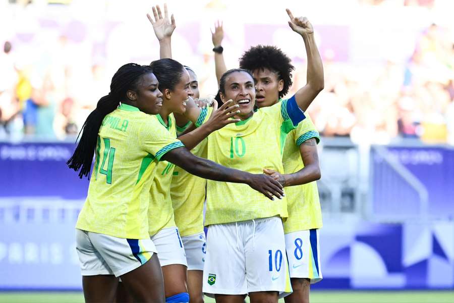 Marta comanda a Brasil y Nunes castiga a Nigeria.