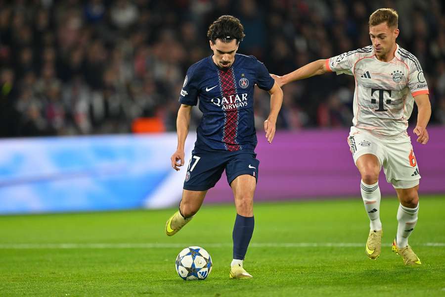 Kimmich (r.) und Vitinha während dem Aufeinandertreffen in der Champions League Kimmich (r.) und Vitinha während dem Aufeinandertreffen in der Champions League