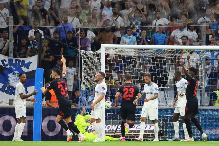 Les joueurs de l'OM abattus après le le deuxième but des Allemands. 