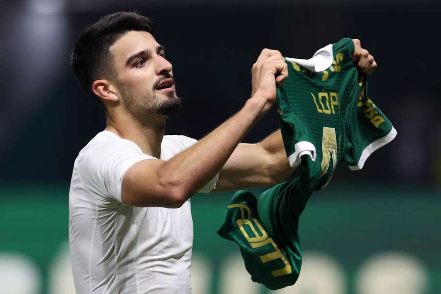 Flaco López tirou a camisa na comemoração do gol da vitória