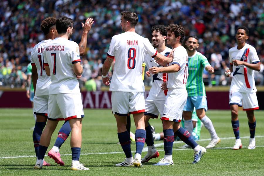 L'esultanza di giocatori del PSG dopo il gol di Kvaratskhelia