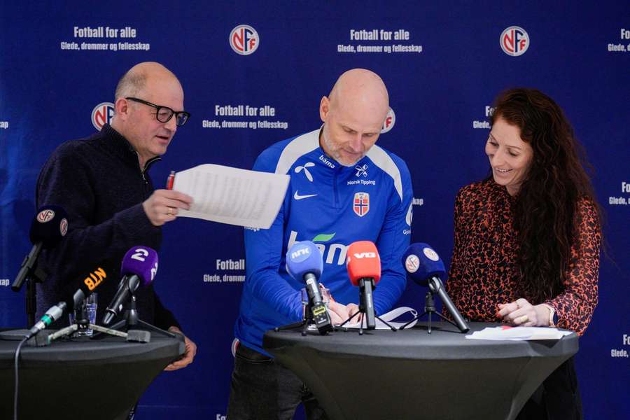 Stale Solbakken (m.) bei der Vertragsunterzeichnung Stale Solbakken (m.) bei der Vertragsunterzeichnung