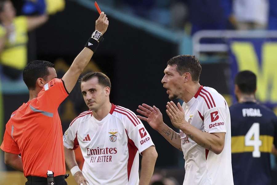 Belotti espulso con rosso diretto dall'arbitro César Ramos
