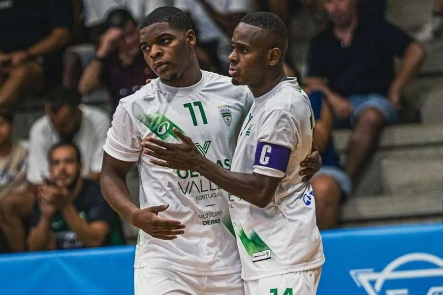 Anderson Fortes com Ré, capitão do Leões de Porto Salvo
