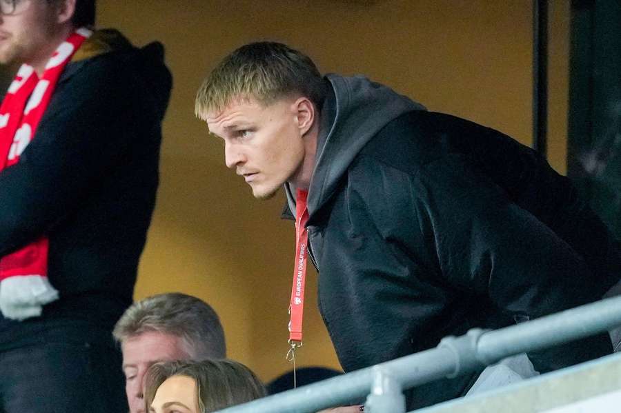 Martin Ödegaard auf der Tribüne beim norwegischen WM-Quali-Spiel.