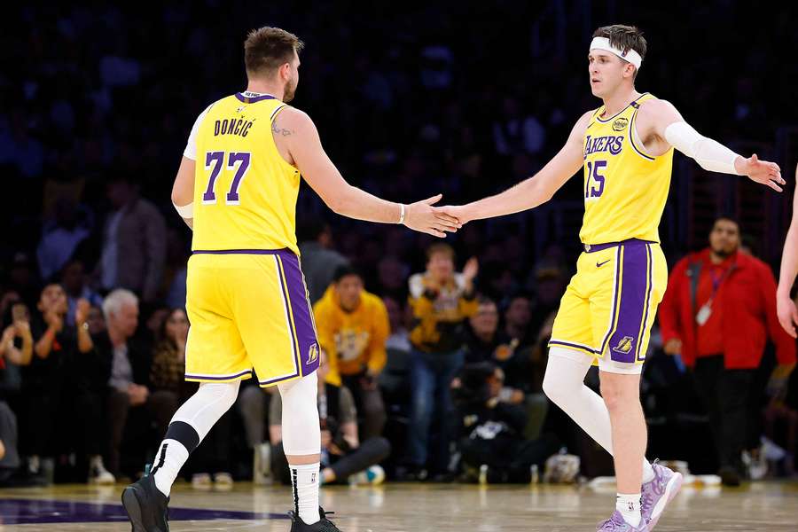 Luka Doncic (l.) beim Abklatschen mit Lakers-Kollege Austin Reaves