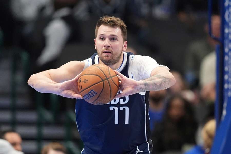 Doncic staat voorlopig langs de zijlijn