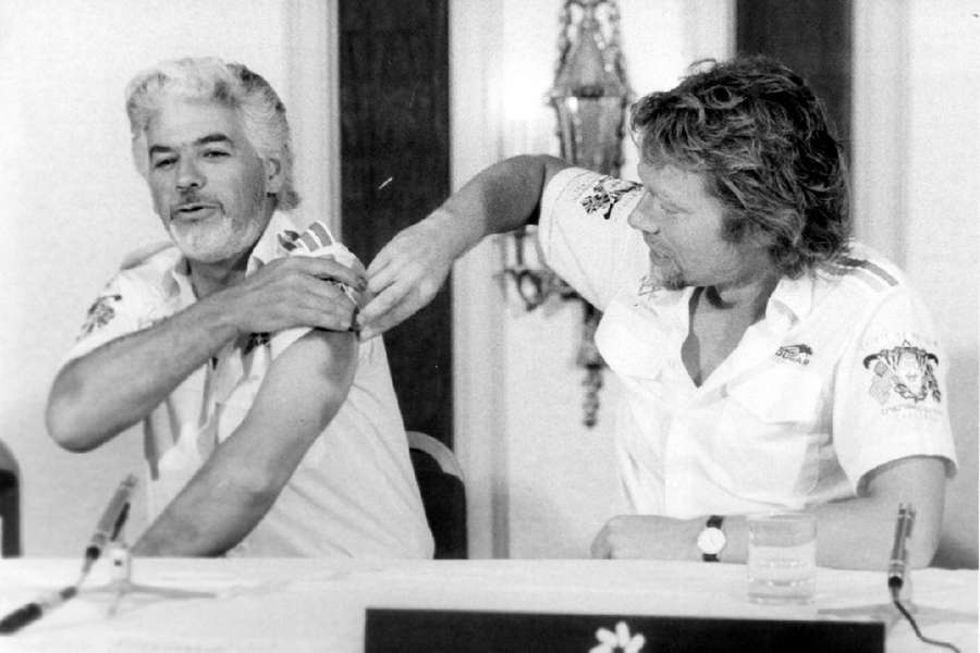El empresario Richard Branson inspecciona el brazo de Ted Toleman.