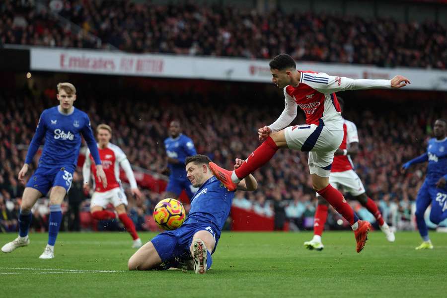James Tarkowski z Leicesteru se v zápase s Arsenalem snaží zablokovat střelu Gabriela Martinelliho.