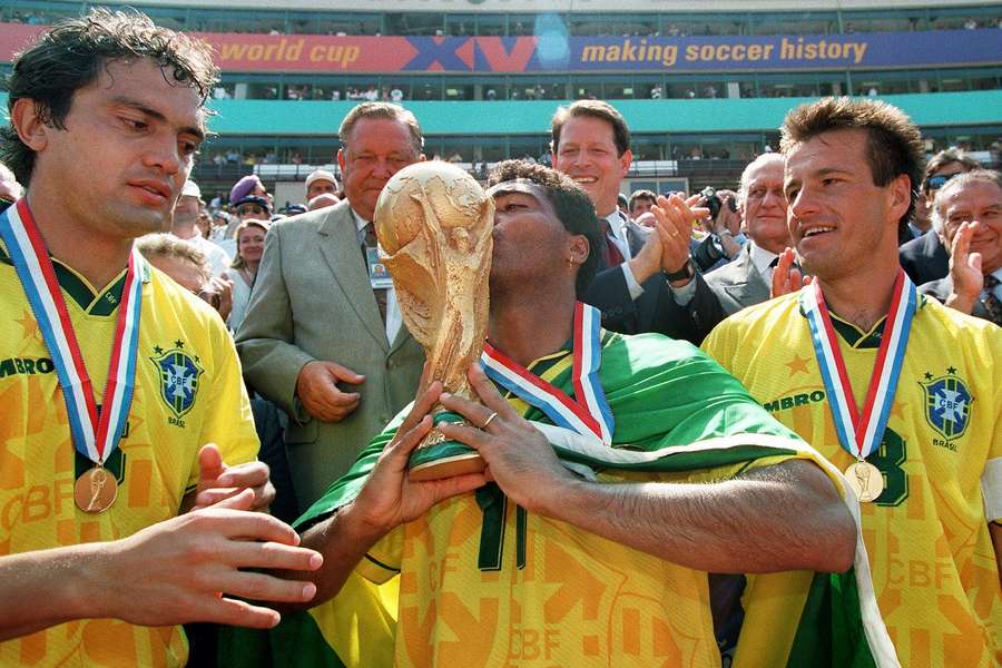 Romário beija a taça da Copa do Mundo, o ícone daquela conquista