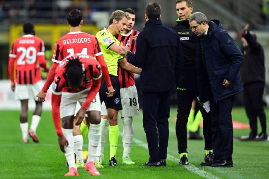 Juventus coach Thiago Motta talking to the referee 