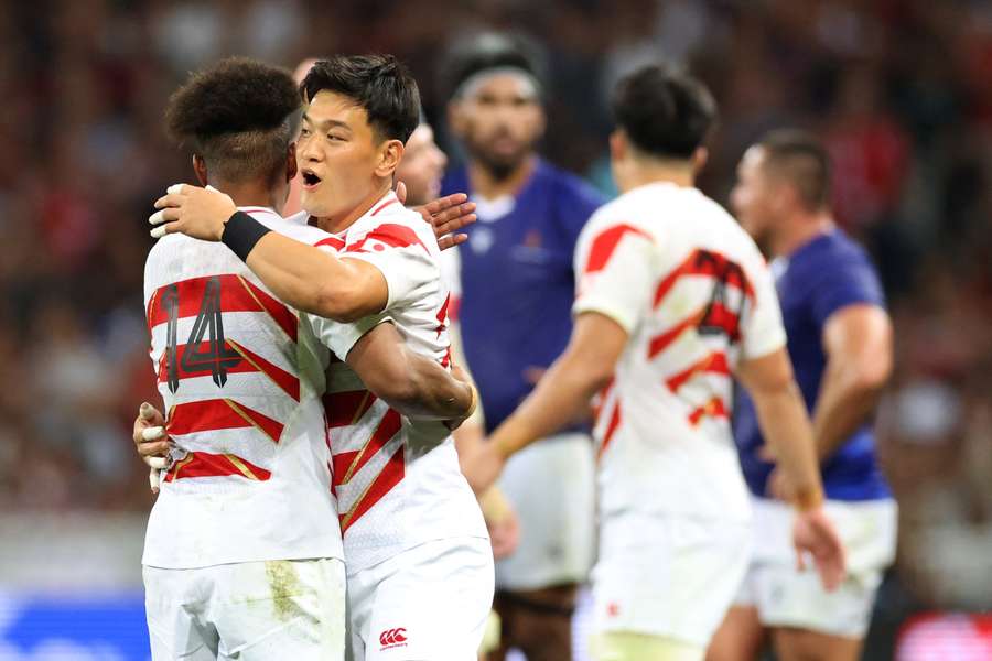 Kotaro Matsushima (L) en Japan's fly-half Seungsin