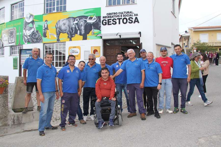 Ricardo Varela acompanhado pelos representantes do Cicloclube Pedais do Dão